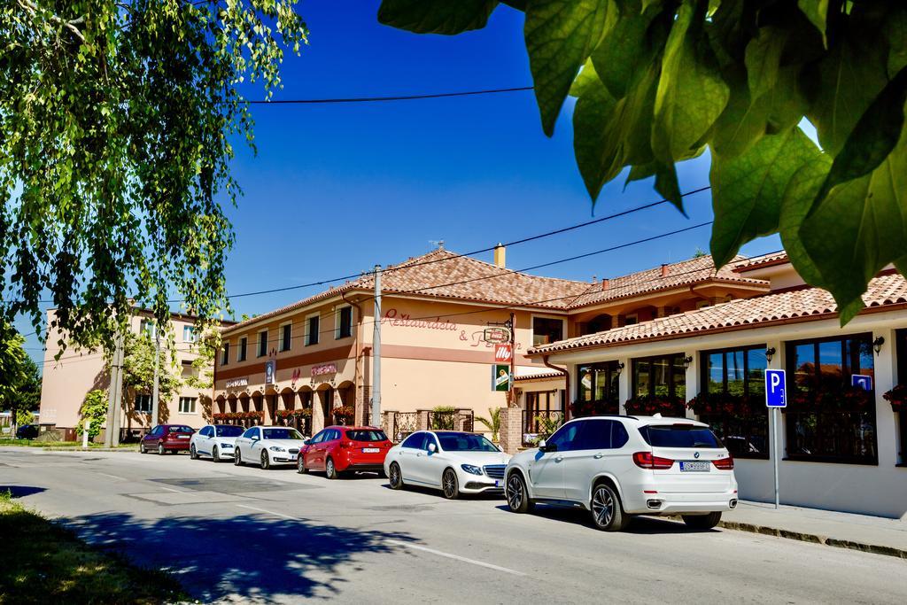 Corvin Pension And Restaurant Veľký Meder Esterno foto