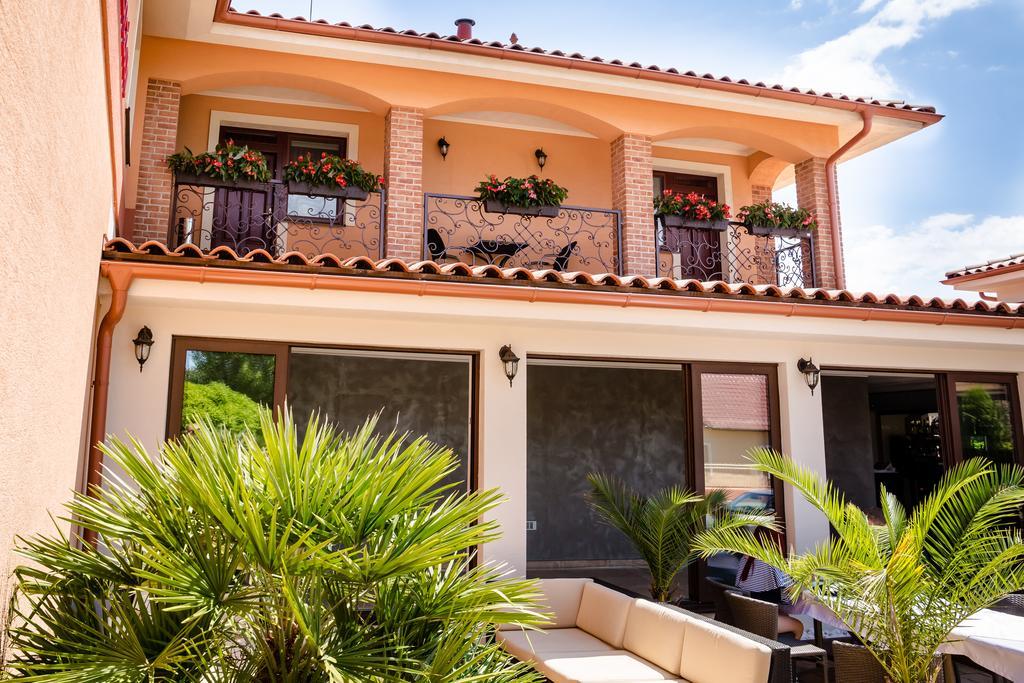 Corvin Pension And Restaurant Veľký Meder Esterno foto
